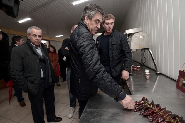 François Fillon, en visite dans une exploitation de piment d'Espelette à Cambo-les-Bains (Pyrénées-Atlantiques), le 25 mars 2017 