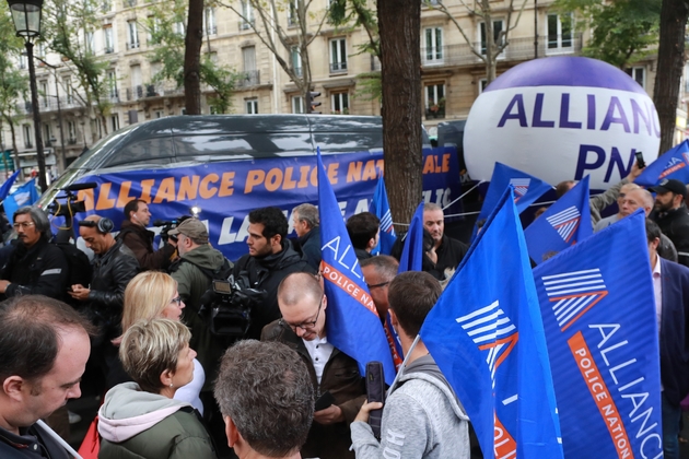 Des membres du syndicat policier Alliance manifestent devant le siège du parti La France Insoumise le 26 septembre 2019