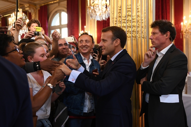 La président Emmanuel Macron a passé près de trois heures avec les curieux venus visiter l'Elysée, le 15 septembre 2018 lors des Journées européennes du patrimoine.