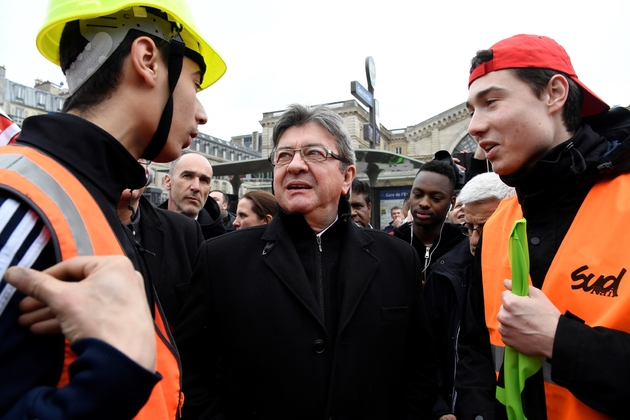Jean-Luc Mélenchon (LFI) en discussion avec des cheminots en grève lors d'une manifestation à Paris, le 3 avril 2018