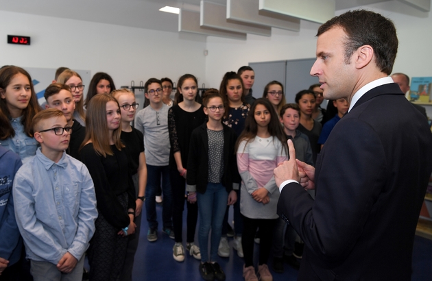 Le président Emmanuel Macron rencontre des collégiens, le 19 avril 2018 à Mirecourt