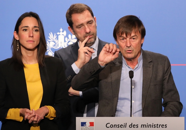 Nicolas Hulot (d), ministre de la Transition écologique et solidaire, la secrétaire d'Etat Brune Poirson (g), et le porte-parole du gouvernement Christophe Castaner (c), le 7 novembre 2017 à Paris