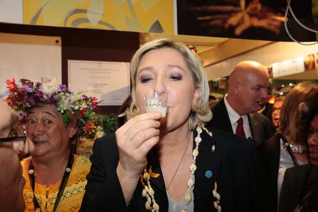 Marine Le Pen, la candidate Front national à la présidentielle en visite au Salon de l'agriculture, le 28 février 2017 à Paris