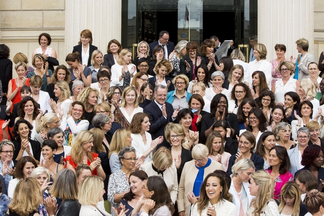 Richard Ferrand (C) pose avec toutes les députées de la République en marche (REM) à l'Assemblée nationale, le 24 juin 2017