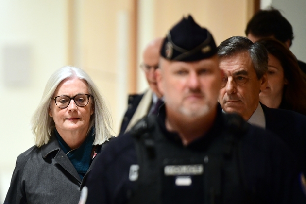L'ancien Premier ministre François Fillon et son épouse Penelope arrivent au tribunal correctionnel de Paris, le 26 février 2020