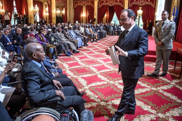 François Hollande (D) à l'Elysée lors d'une cérémonie de réintégration dans la nationalité française de 28 anciens tirailleurs sénégalais, le 15 avril 2017 à Paris