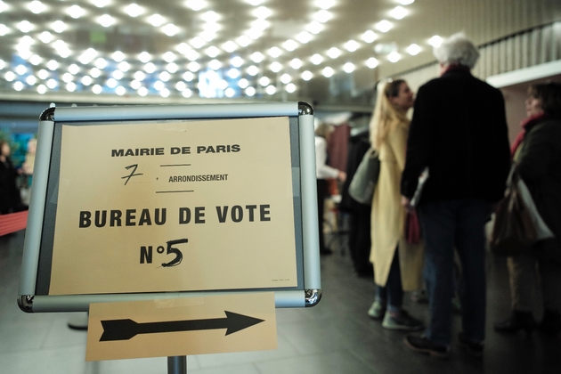 Dans un bureau de vote à Paris, le 23 avril 2017
