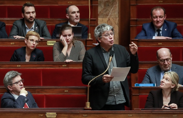 Le député de la France insoumise Eric Coquerel (C) pose une question au gouvernement à l'Assemblée nationale le 25 février 2020