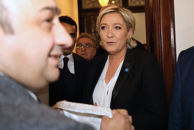 Un voile est tendu à Marine Le Pen, candidate d'extrême droite à la présidentielle en France, pour rencontrer le grand mufti de Beyrouth, le 21 février 2017 dans la capitale libanaise