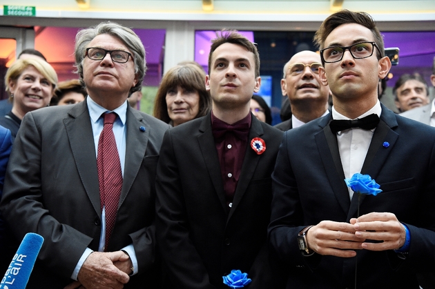 Le député FN Gilbert Collard (G) et des sympathisants frontistes, le 7 mai 2017 à Paris 