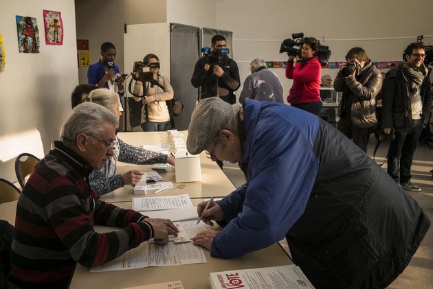 Un électeur vote au premier tour de la primaire élargie du PS au Montret, dans l'est de la France