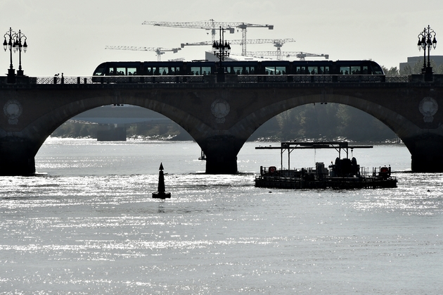 Une ligne de tramway sur un pont de Bordeaux en octobre 2019