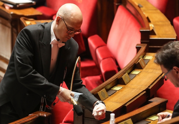 Desinfection du microphone dans l'hémicycle de l'Assemblée nationale, le 21 mars 2020