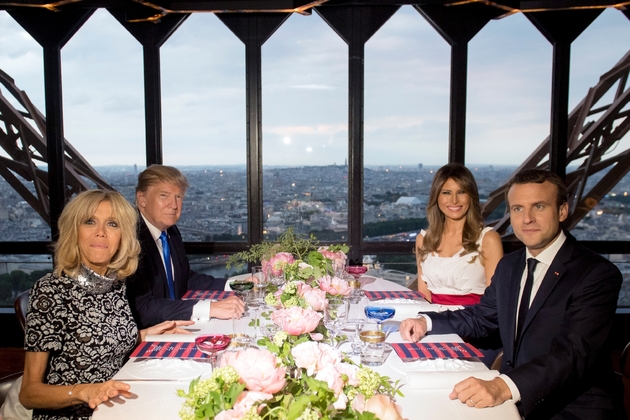 Les couples Macron et Trump lors d'un dîner sur la tout Eiffel à Paris, le 13 juillet 2017