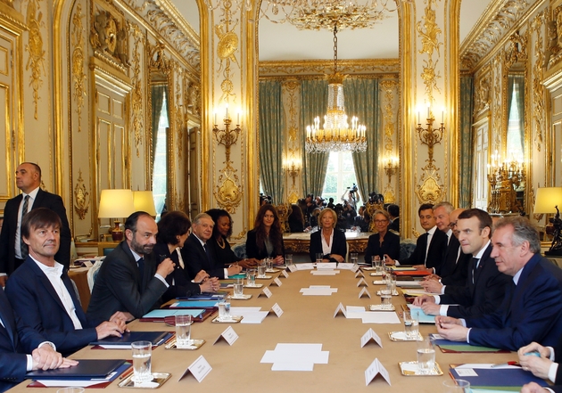 Le président Emmanuel Macron (2e d) face à son Premier ministre Edouard Philippe, lors du premier Conseil des ministres avec les membres du gouvernement, le 18 mai 2017 à l'Elysée, à Paris 