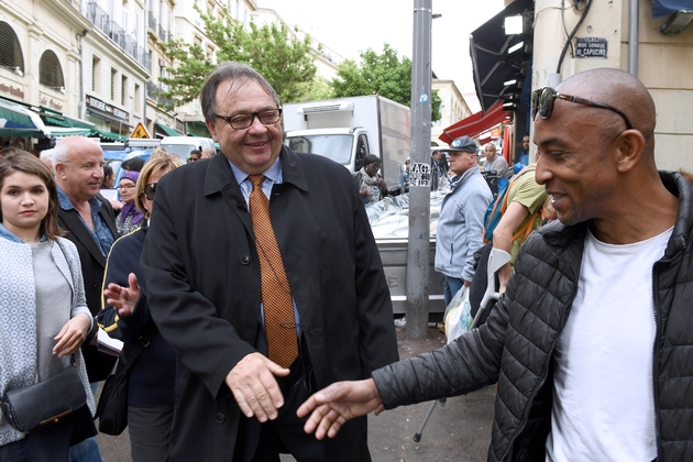 Patrick Mennucci (C) à la rencontre des électeurs à Marseille, le 11 mai 2017