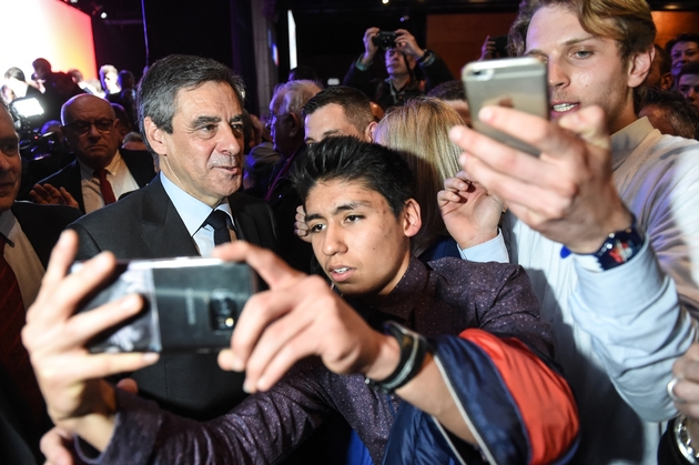 Les partisans de François Fillon prennent des selfies avec lui lors de son meeting à Besançon le 9 mars 2017