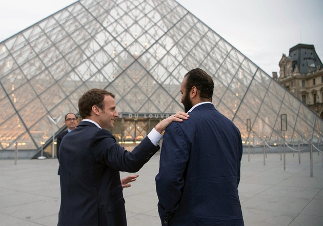 Le président Emmanuel Macron et le prince héritier saoudien Mohammed ben Salmane devant la pyramide du Louvre à Paris le 8 avril 2018