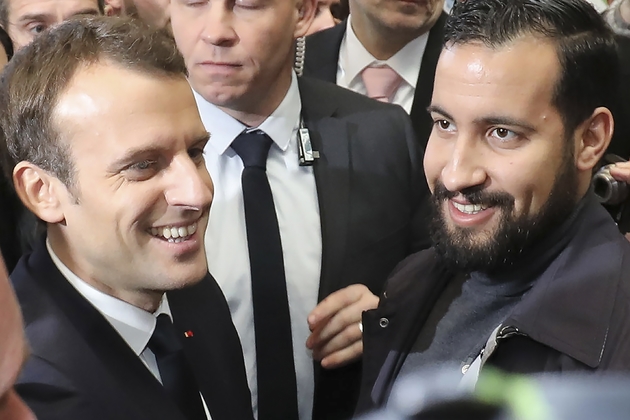Le président Emmanuel Macron et Alexandre Benalla, alors chargé de sa sécurité, au salon de l'Agriculture à Paris, le 24 février 2018
