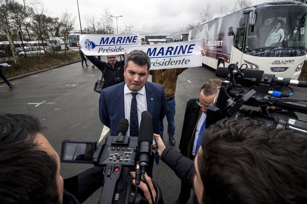 Emeric Salmon, conseiller régional FN répond aux journalistes le 26 février 2017 à Saint-Herblain