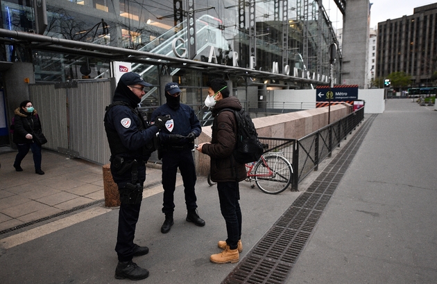 Des policiers  à une entrée de la gare Montparnasse, le 21 mars 2020 à Paris 