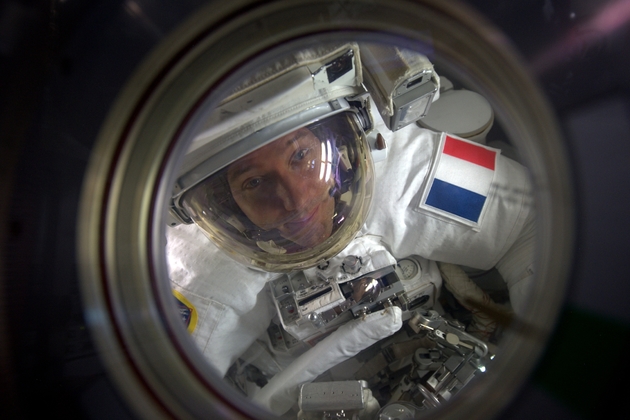 Une photographie fournie le 14 janvier 2017 par l'ESA et la NASA, et prise par l'astronaute Peggy Whitson, montre l'astronaute Thomas Pesquet, à l'extérieur de la Station spatiale internationale 