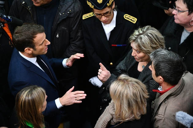 Le président Macron face à d'ex-salariés de Whirlpool et au député LFI de la Somme Francois Ruffin, en présence de la préfète Muriel Nguyen, à Amiens, le 22 novembre 2019.