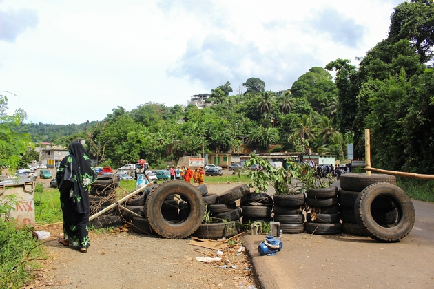 Barrage fait de pneus dans le hammeau de Tsararano près de la commune de Dembeni sur Grande-Terre, à Mayotte, le 5 avril 2018