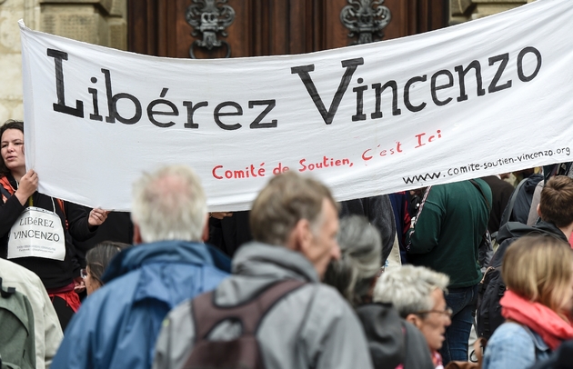 Une banderole réclamant la libération de l'ex-militant anticapitaliste italien Vincenzo Vecchi lors d'une manifestation de soutien devant le tribunal de Rennes,le 14 août 2019.