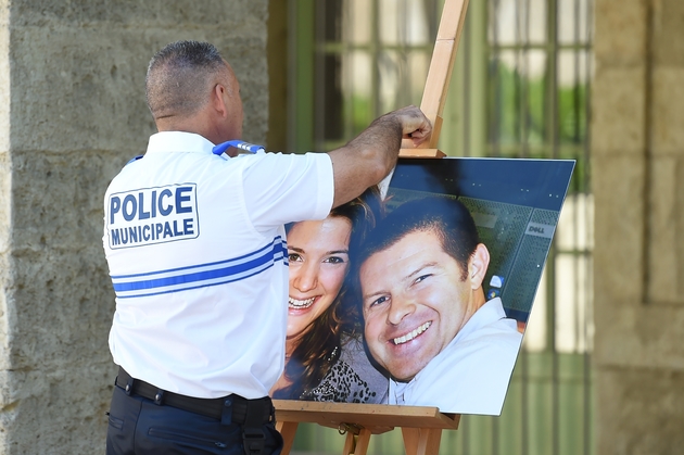 Installation des portraits de  Jean-Baptiste Salvaing et de sa compagne  Jessica Schneider, le 20 juin 2016 devant la mairie de Magnanville