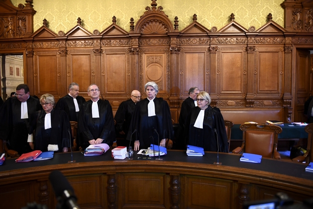 La président de la CJR, Martine Ract Madoux (C) et les autres magistrats, prennent place avant l'ouverture du procès, le 12 décembre 2016
