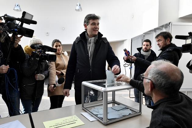 L'ancien ministre Arnaud Montebourg met son bulletin dans l'urne à Montret, dans l'est de la France, le 22 janvier 2017