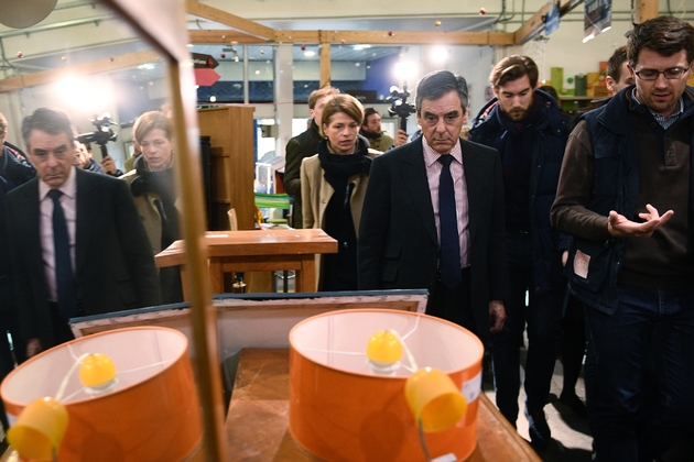 François Fillon lors d'une visite dans un centre Emmaüs du 19e arrondissement, le 3 janvier 2017 à Paris