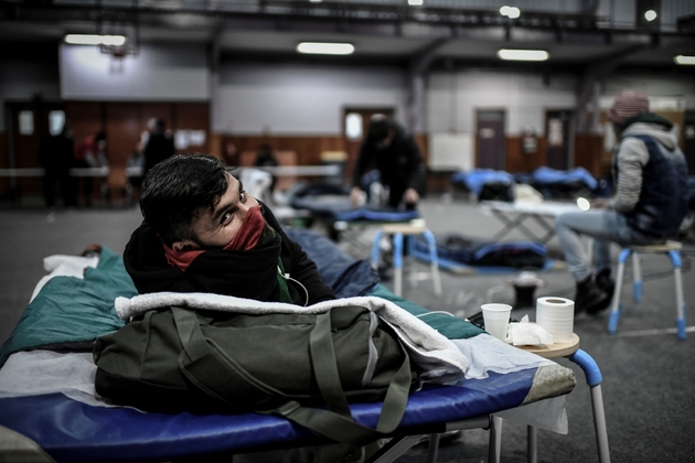 Un migrant dans le gymnase Jean Jaurès à Paris où nombre d'entre eux sont regroupés, le 29 mars 2020