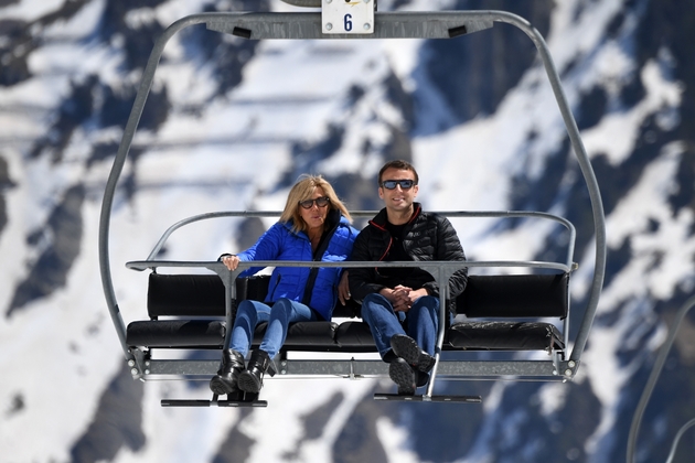 Emmanuel Macron, accompagné de son épouse Brigitte Trogneux, sur un télésiège à Bagnères-de-Bigorre, dans les Hautes-Pyrénées, le 12 avril 2017