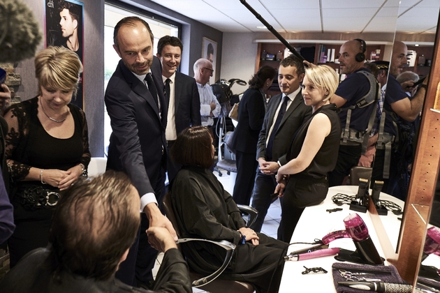 Le Premier ministre Edouard Philippe visite un salon de coiffure à Dijon, le 5 septembre 2017