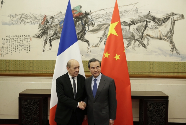 Le ministre des Affaires étrangères, Jean-Yves Le Drian, rencontre son homologue chinois Wang Yi, à Pékin, le 24 novembre 2017