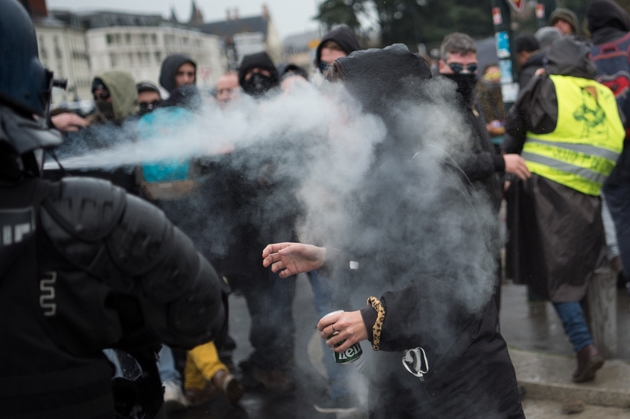 Une femme est aspergée de gaz lacrymogène dans la manifestation contre la réforme des retraites à Nantes, le 17 décembre 2019 à Nantes