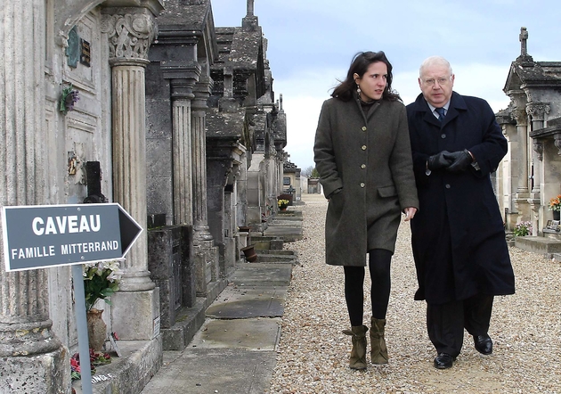 Michel Charasse aux côtés de Mazarine Pingeot, fille de François Mitterrand, le 8 juin 2004 au Cimetière de Jarnac où repose l'ancien président socialiste