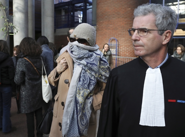 Brigitte Gruel (c), ex-adjointe à la Culture de Georges Tron, et son avocat Me Frank Natali quittent le tribunal de Bobigny, le 12 décembre 2017