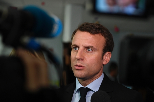 Emmanuel Macron, le candidat d'En Marche! à l'élection présidentielle, lors d'une visite dans un EHPAD près de Toulouse, le 13 avril 2017 