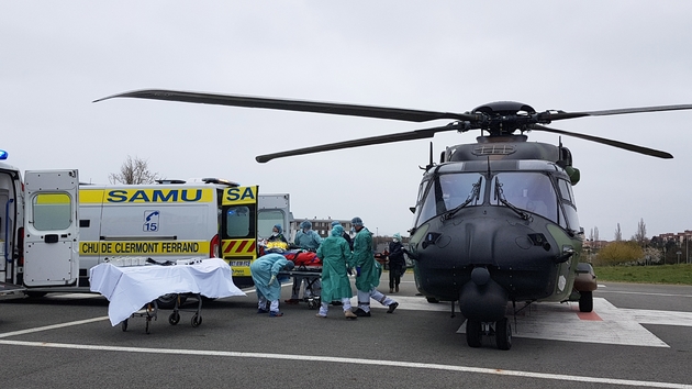 Photo fournie par le ministère des Armées le 29 mars 2020 de l'arrivée de malades de Besançon à Clermont-Ferrand où ils vont être soignés dans les hopitaux de la région