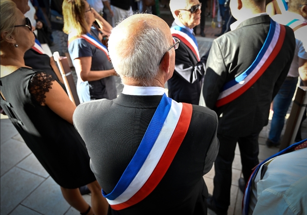 Des élus le 9 août 2019, lors des funérailles du maire de Signes.  