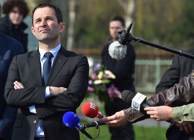 Benoît Hamon entouré de journalistes le 23 mars 2017 lors d'une visite à Strasbourg 