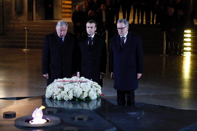 Le président Emmanuel Macron (c), le président du Sénat Gérard Larcher (g) et le président de l'Assemblée nationale Richard Ferrand (d) au mémorial de la Shoah, le 19 février 2019 à Paris