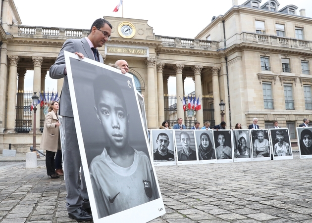 Des parlementaires rassemblés devant l'Assemblée nationale afin d'exhorter la France à s'engager contre les bombardements militaires en zones civiles, à Paris, le 7 novembre 2018