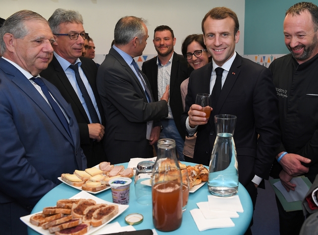 Le président Emmanuel Macron (d) et le ministre de la Cohésion des Territoires, Jacques Mézard (g), lors d'un petit déjeuner dans une école de Mirecourt, le 19 avril 2018