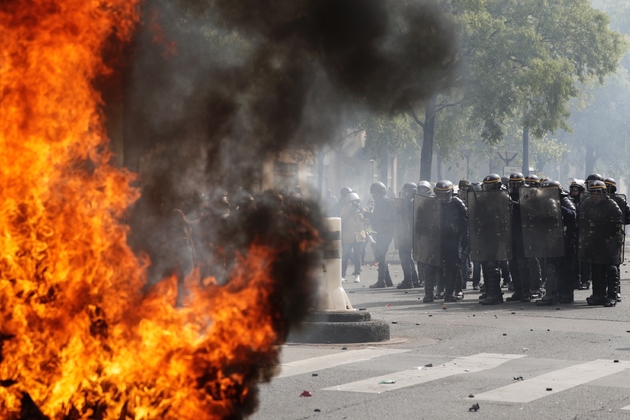 Heurts entre manifestants et forces de l'ordre pendant les défilés du 1er mai 21019 à Paris