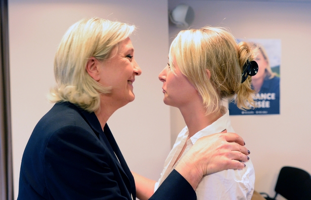 La députée FN du Vaucluse Marion Maréchal-Le Pen (d), et la présidente du Parti et candidate à la présidentielle Marine Le Pen, lors d'une conférence de presse à Nanterre le 17 mars 2015