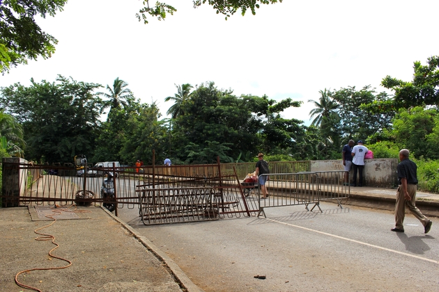 Des résidents traversent un barrage routier près de la commune de Dembeni sur Grande-Terre, à Mayotte, le 5 avril 2018
